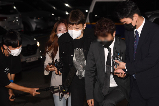 무면허 운전·경찰관 폭행 등 혐의로 입건된 국민의힘 장제원 의원 아들인 래퍼 장용준(노엘)이 30일 오후 조사를 받기 위해 서울 서초경찰서로 들어서고 있다.   [공동취재]